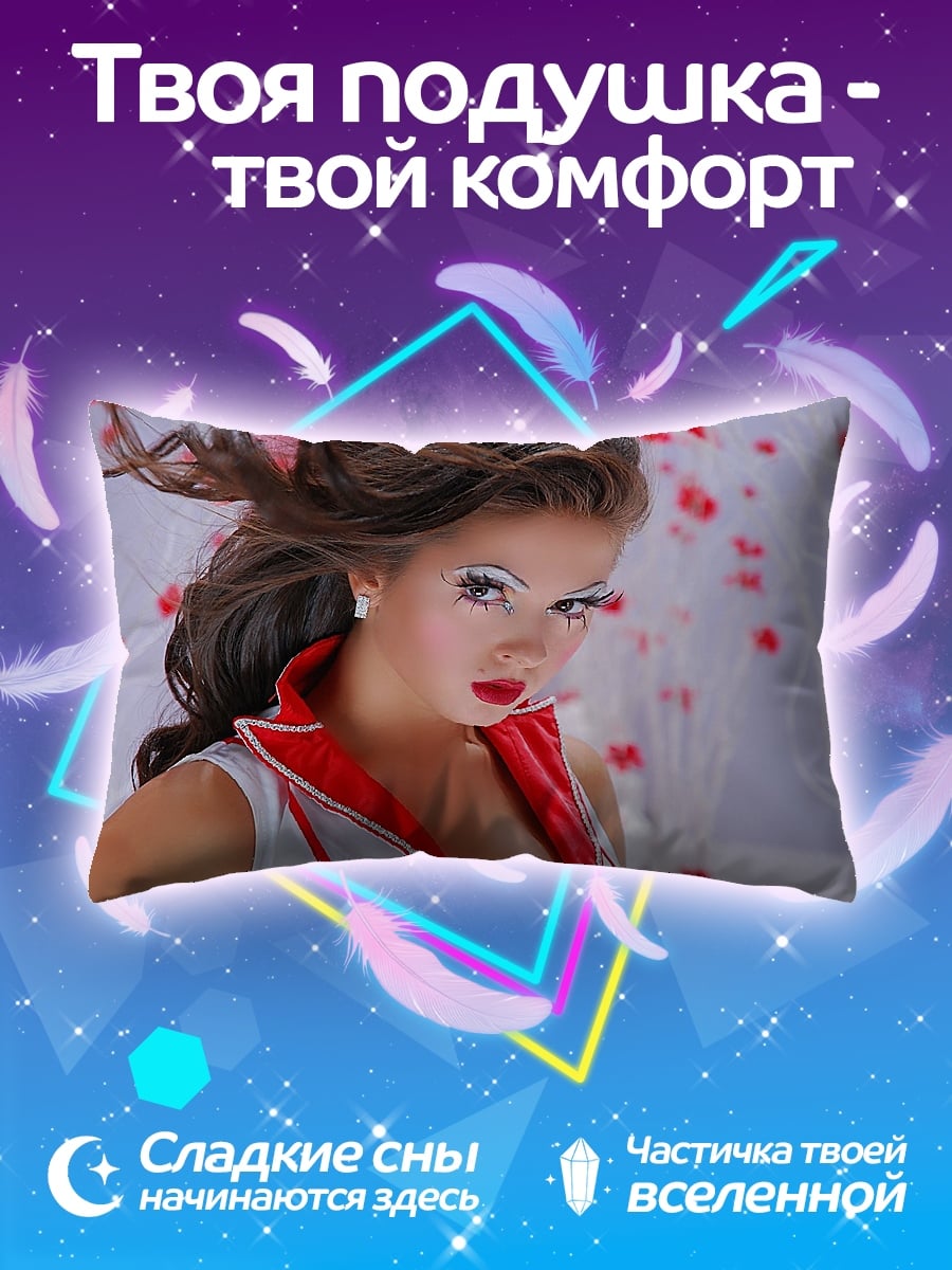 Подушка Девушка с макияжем
