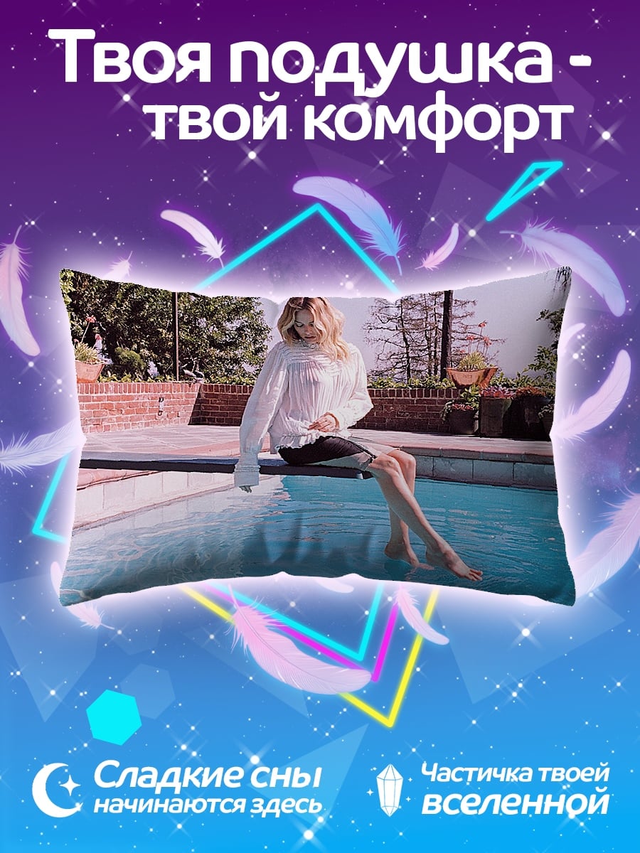 Подушка девушка у бассейна