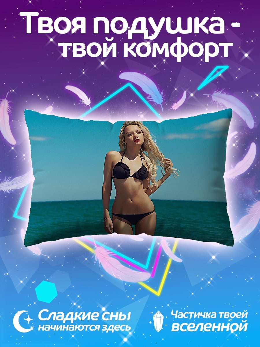 Подушка девушка на пляже